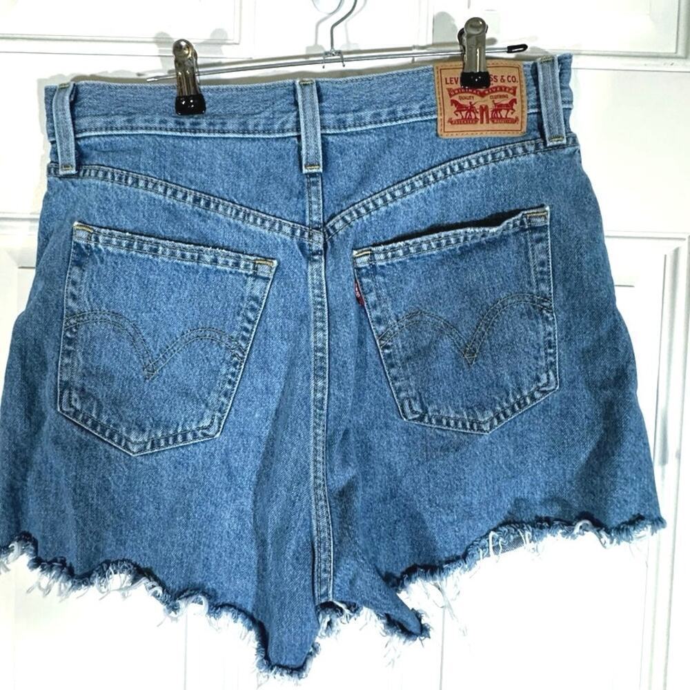Levi's® Women's High-Rise Mom Jean Shorts Let It Be Fun Distressed Cutoff Sz 30 - Picture 4 of 7